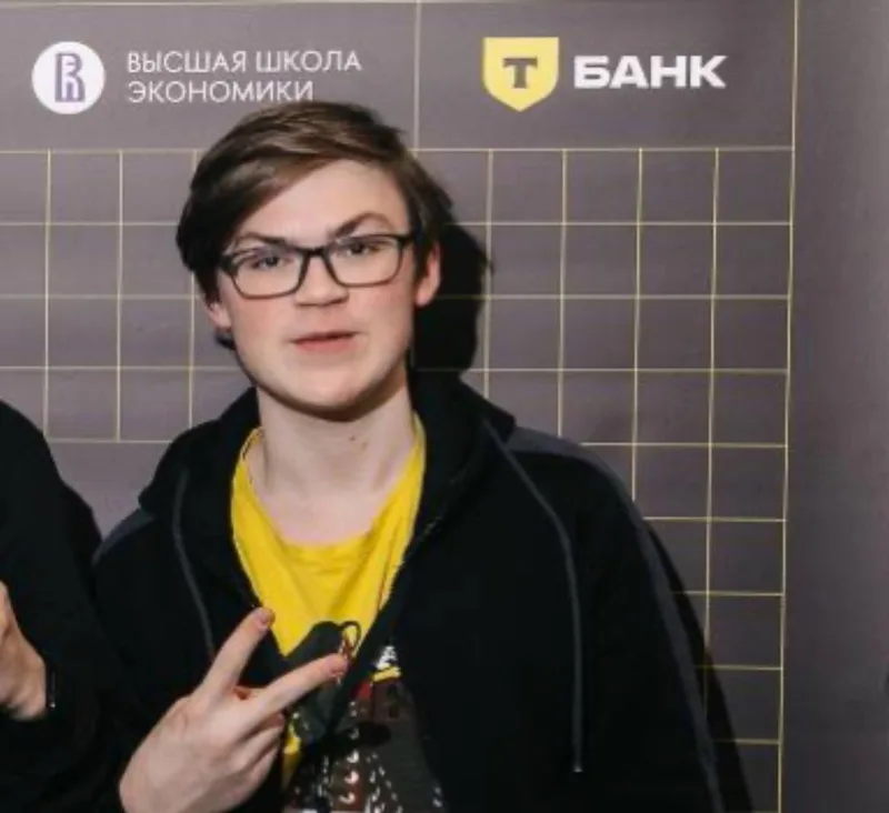 Никита на фоне стенда ВШЭ и Т-Банка